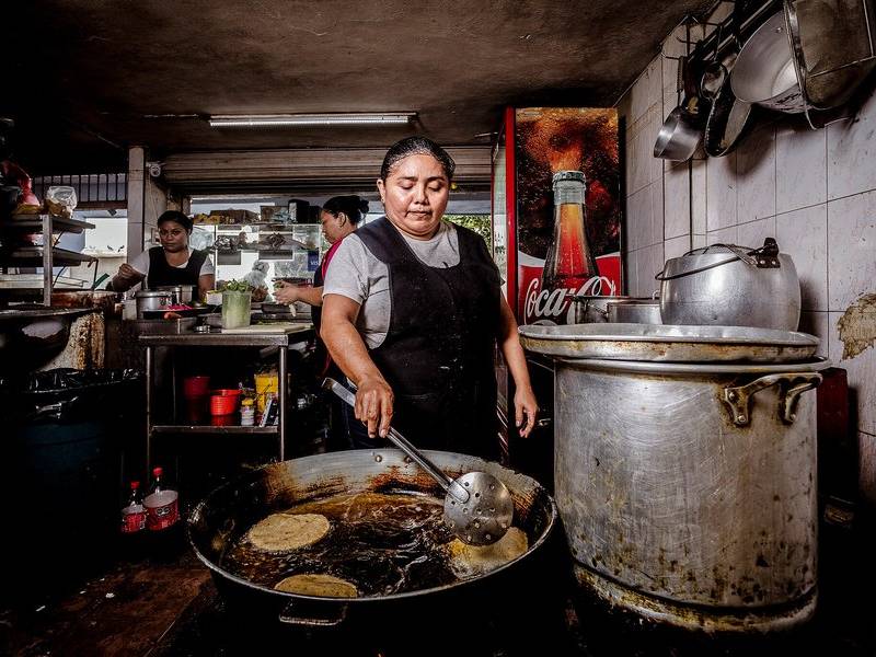 Frying the panuchos.