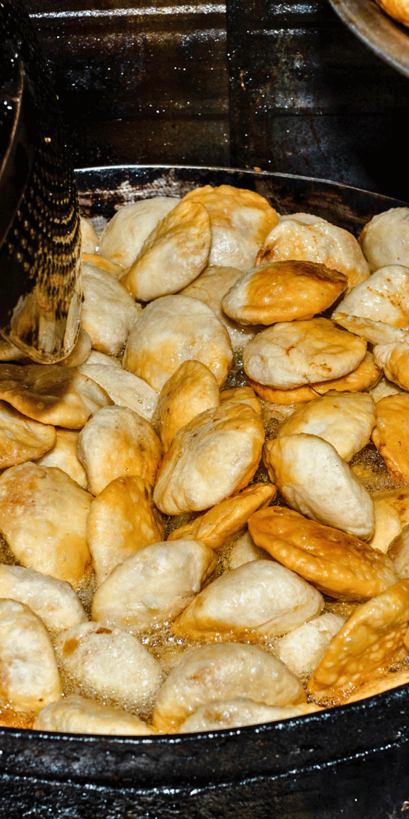 Frying kachoris.