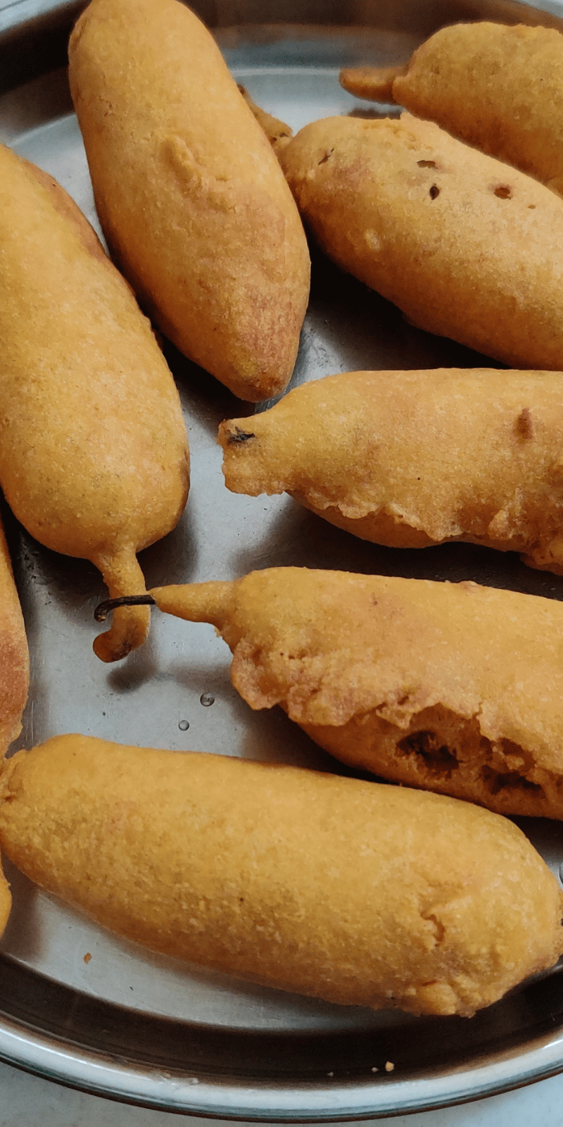 Stuffed chilli fritter.