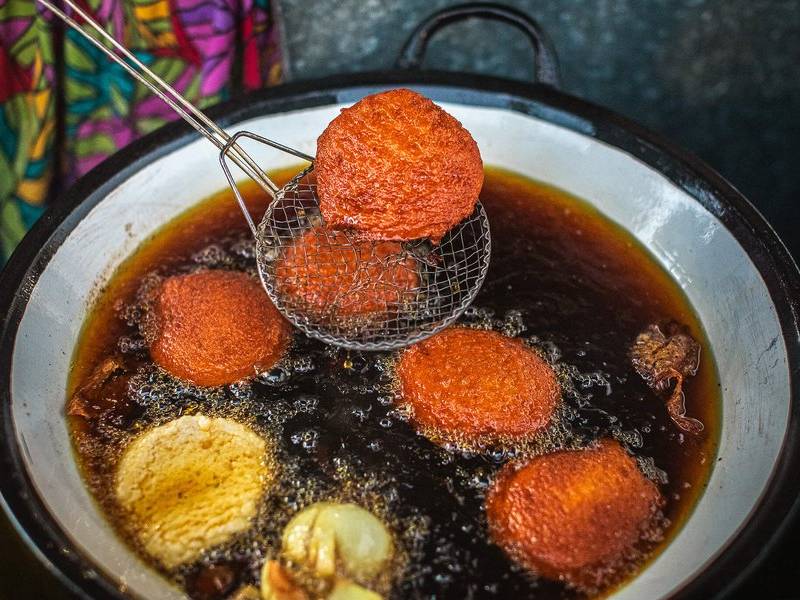 Frying the acarajé.