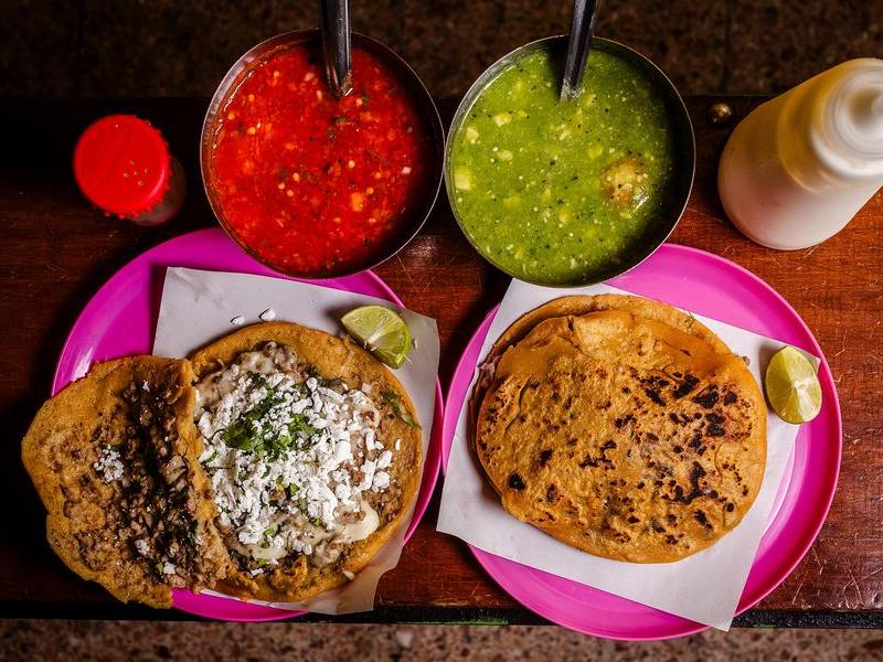 Tlacoyos & salsas.